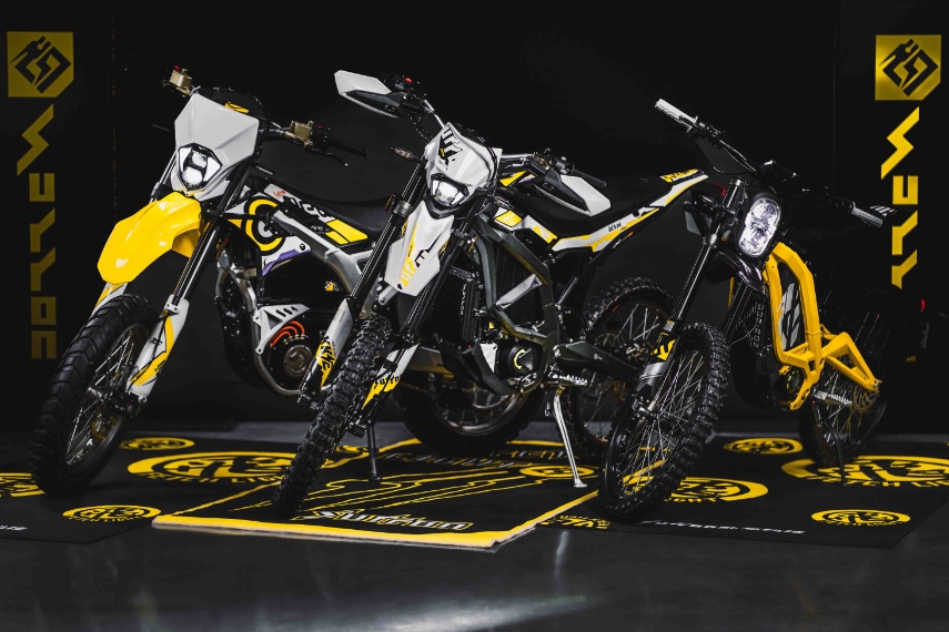 Nowy elektryczny cross Surron Ultra Bee na kat. A1 i B. Idealnie pośrodku [prezentacja, dane techniczne, jaki elektryk w teren, klasa 125]