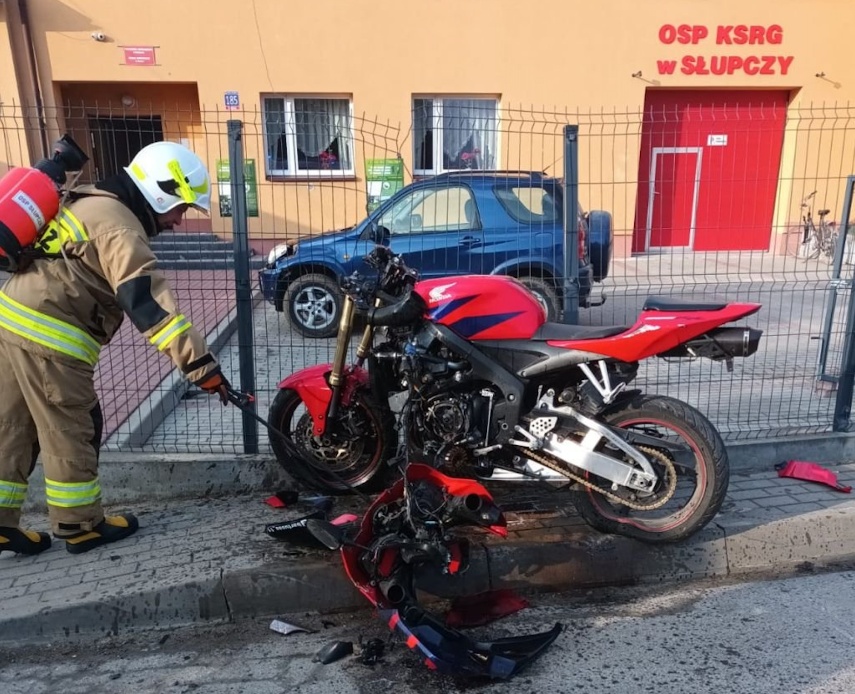Bez kasku i bez prawka strzelał popis&oacute;wkę na CBR. Trafił w płot [Video]