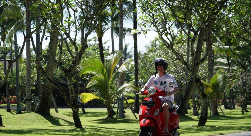 Skuter Vespa klapki palmy