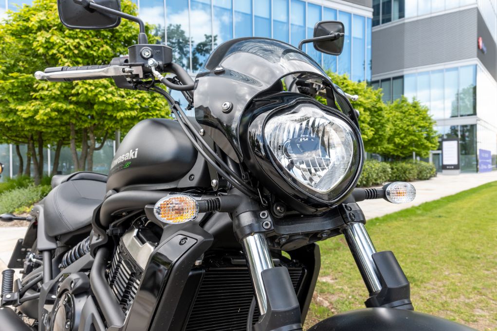 Czy wolno montować dodatkowe oświetlenie motocykla? Jak projektuje się reflektory i światła do jazdy dziennej [przepisy, led, tuning]