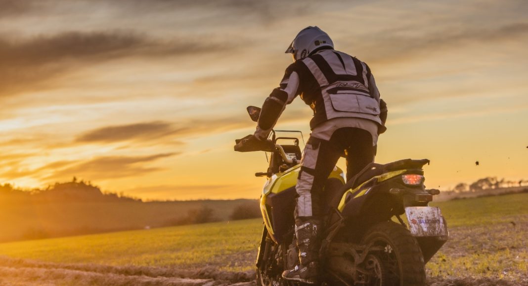 Suzuki V-Strom 800DE 2 offroad pole tet