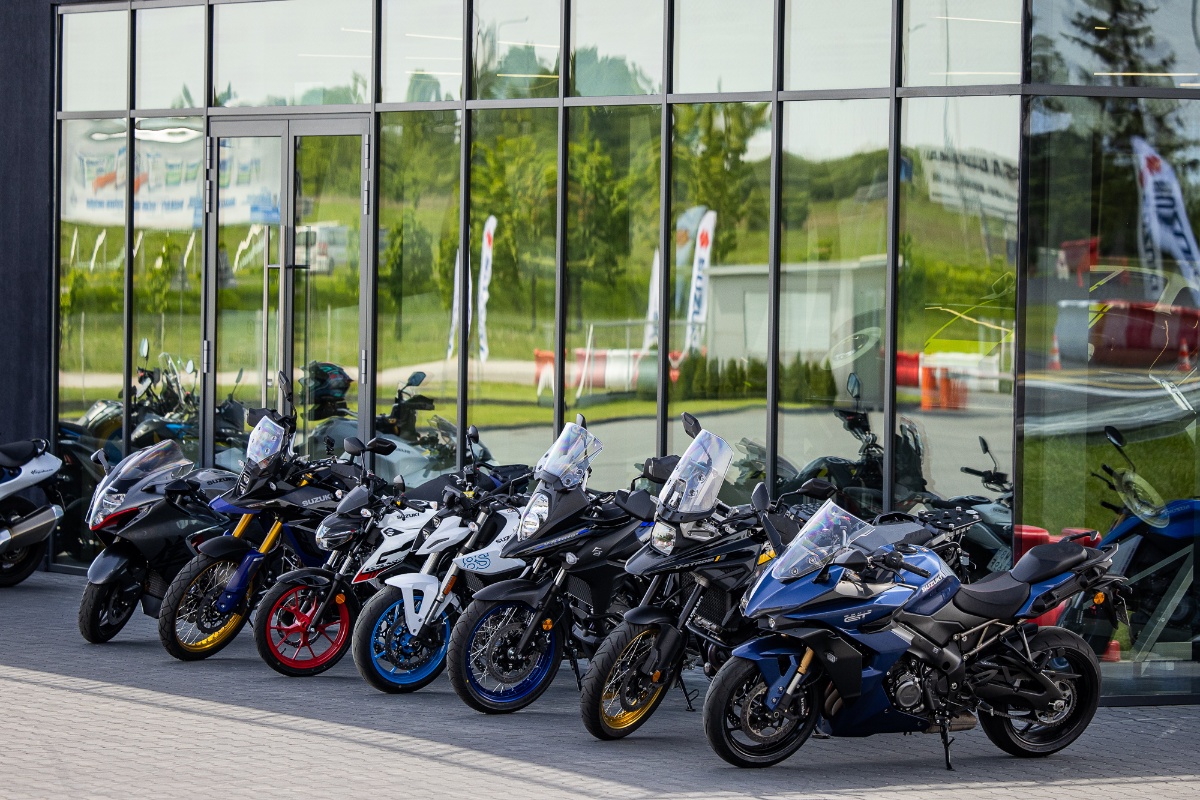 Dzień prasowy Suzuki. Testowaliśmy wszystkie nowości marki na 2023 rok [Relacja, V-Strom 800DE, 1050DE, GSX-8S]
