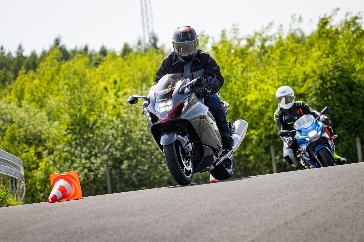 Dzień prasowy Suzuki. Testowaliśmy wszystkie nowości marki na 2023 rok [Relacja, V-Strom 800DE, 1050DE, GSX-8S]