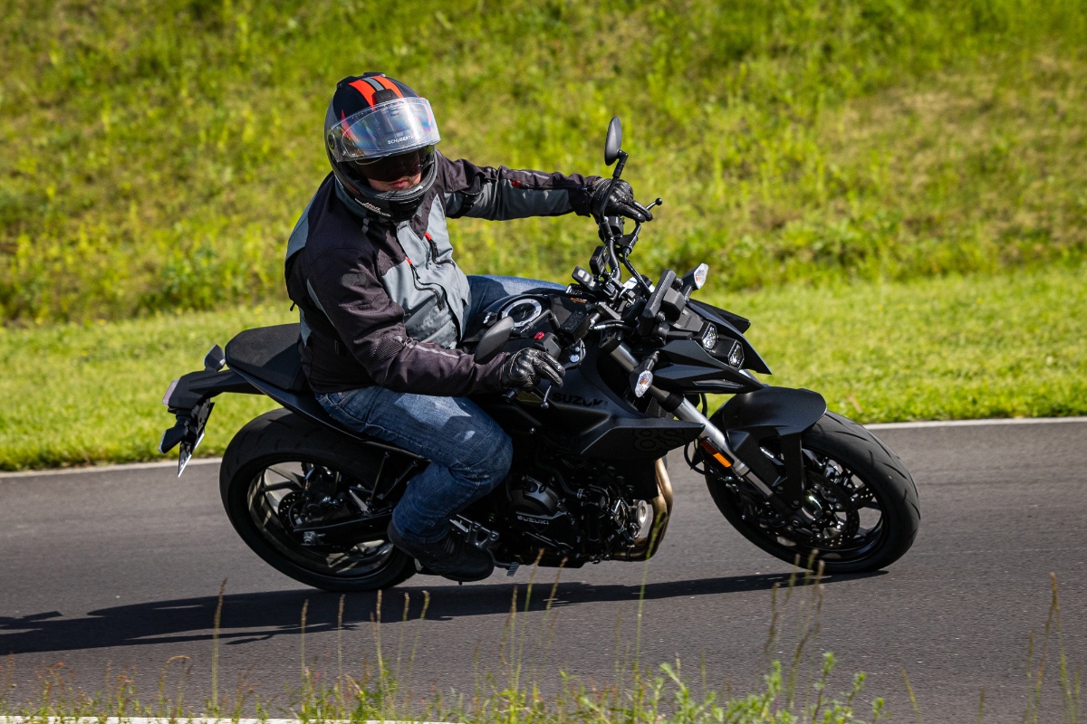 Dzień prasowy Suzuki. Testowaliśmy wszystkie nowości marki na 2023 rok [Relacja, V-Strom 800DE, 1050DE, GSX-8S]