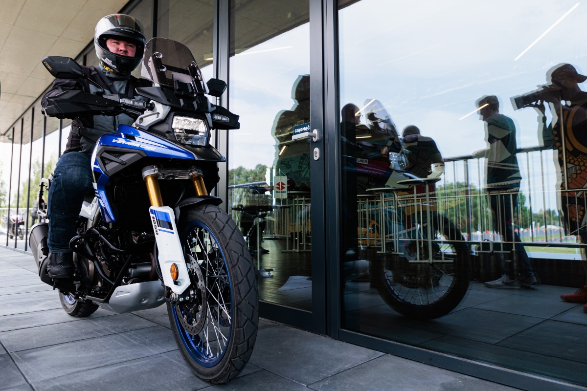 Dzień prasowy Suzuki. Testowaliśmy wszystkie nowości marki na 2023 rok [Relacja, V-Strom 800DE, 1050DE, GSX-8S]