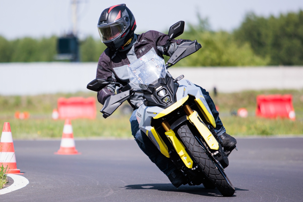 Dzień prasowy Suzuki. Testowaliśmy wszystkie nowości marki na 2023 rok [Relacja, V-Strom 800DE, 1050DE, GSX-8S]