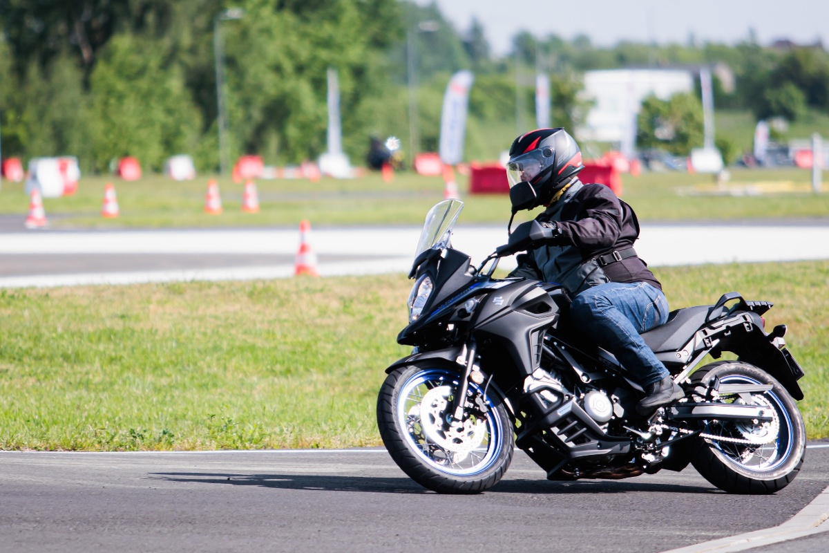 Dzień prasowy Suzuki. Testowaliśmy wszystkie nowości marki na 2023 rok [Relacja, V-Strom 800DE, 1050DE, GSX-8S]