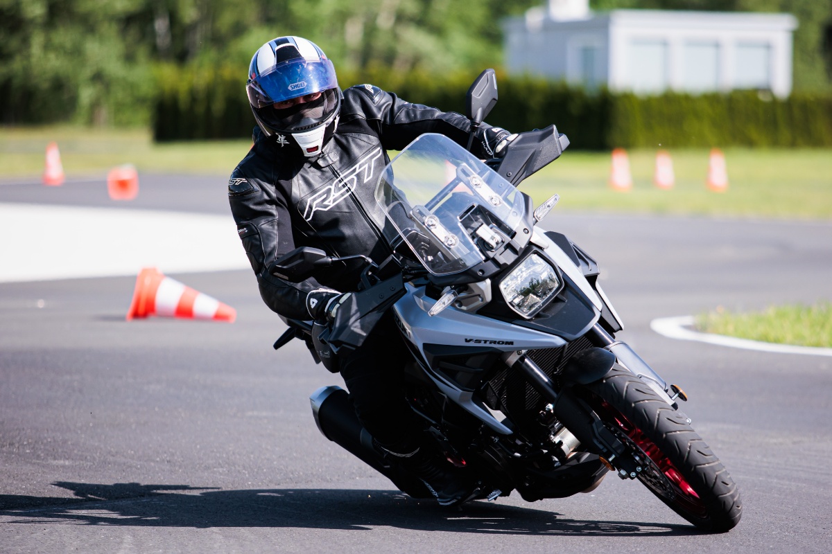 Dzień prasowy Suzuki. Testowaliśmy wszystkie nowości marki na 2023 rok [Relacja, V-Strom 800DE, 1050DE, GSX-8S]