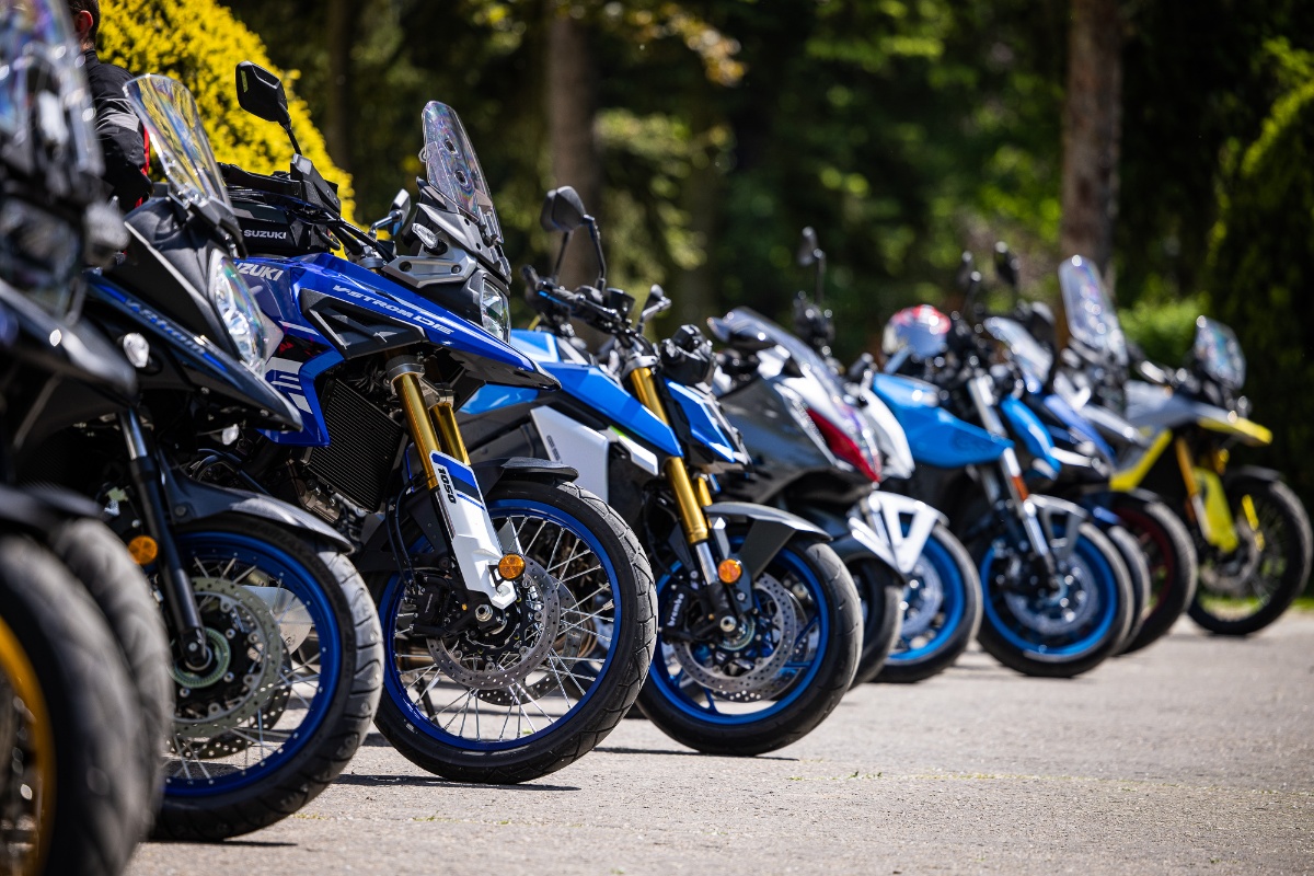Dzień prasowy Suzuki. Testowaliśmy wszystkie nowości marki na 2023 rok [Relacja, V-Strom 800DE, 1050DE, GSX-8S]