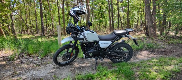 Royal Enfield Himalayan na polnej drodze