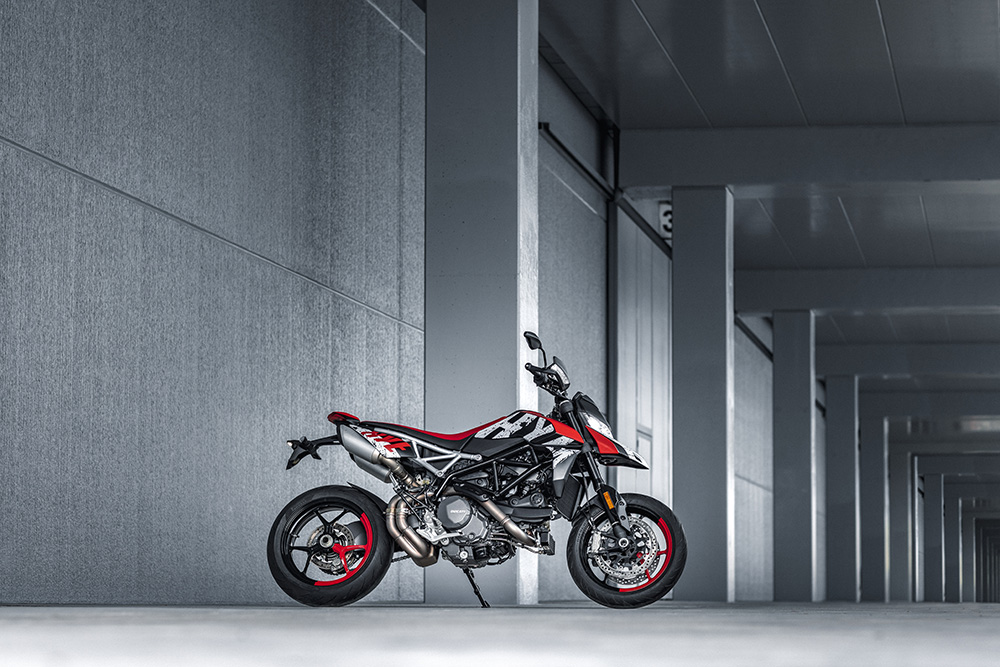 Nowe szaty łobuza. Ducati Hypermotard 950 RVE w nowym malowaniu Graffiti Livery Evo