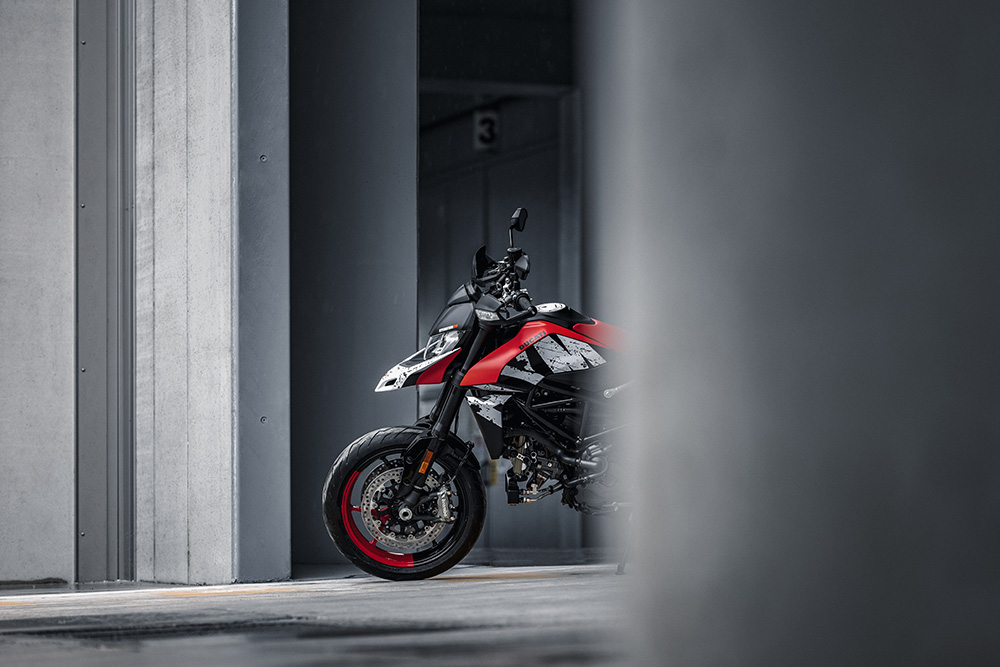 Nowe szaty łobuza. Ducati Hypermotard 950 RVE w nowym malowaniu Graffiti Livery Evo