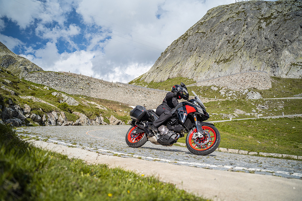 Nocne niebo nad Bolonią. Ducati Multistrada V2 w nowym malowaniu Thrilling Black & Street Gray