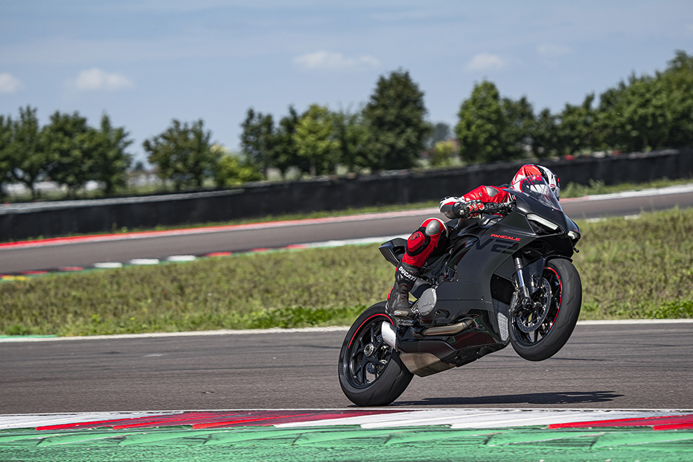 Cały na czarno. Ducati Panigale V2 w nowym malowaniu Black on Black