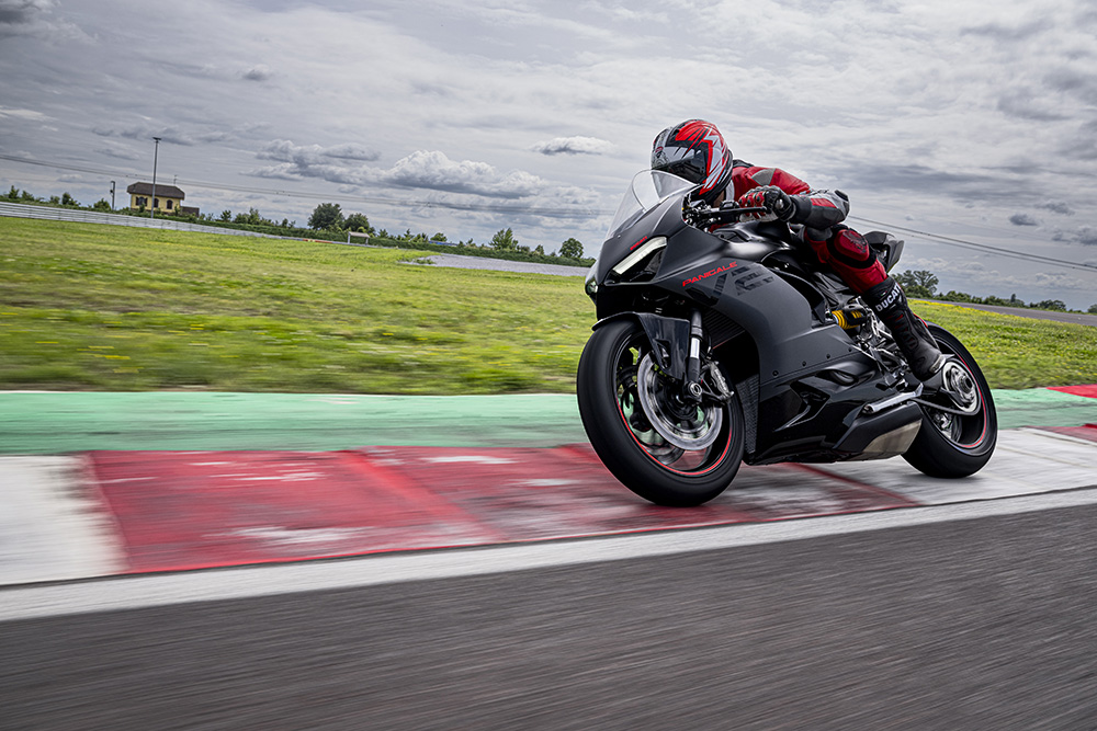 Cały na czarno. Ducati Panigale V2 w nowym malowaniu Black on Black