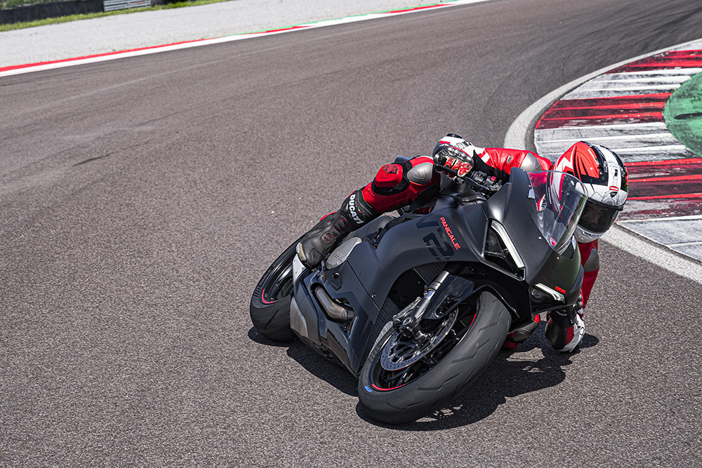Cały na czarno. Ducati Panigale V2 w nowym malowaniu Black on Black