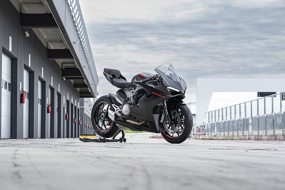 Cały na czarno. Ducati Panigale V2 w nowym malowaniu Black on Black