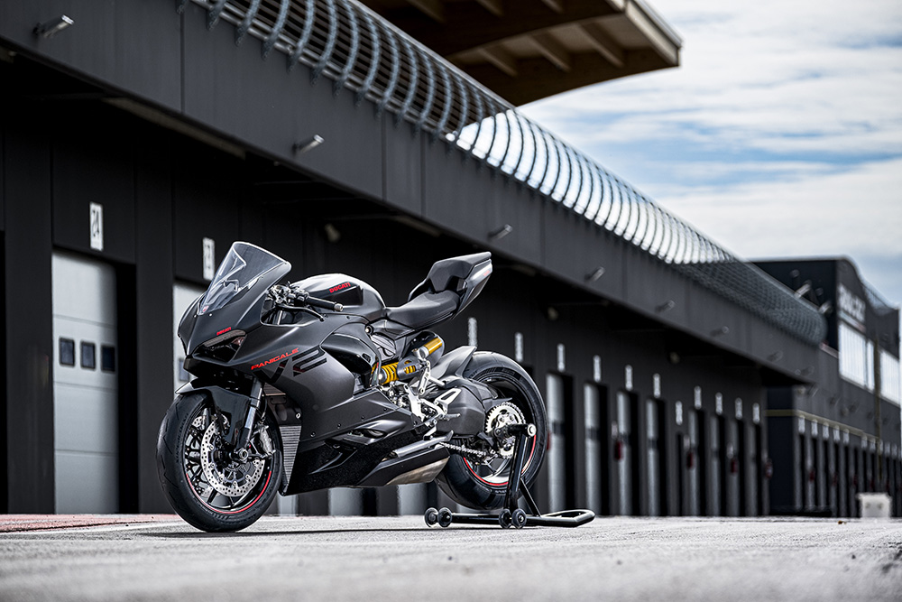 Cały na czarno. Ducati Panigale V2 w nowym malowaniu Black on Black