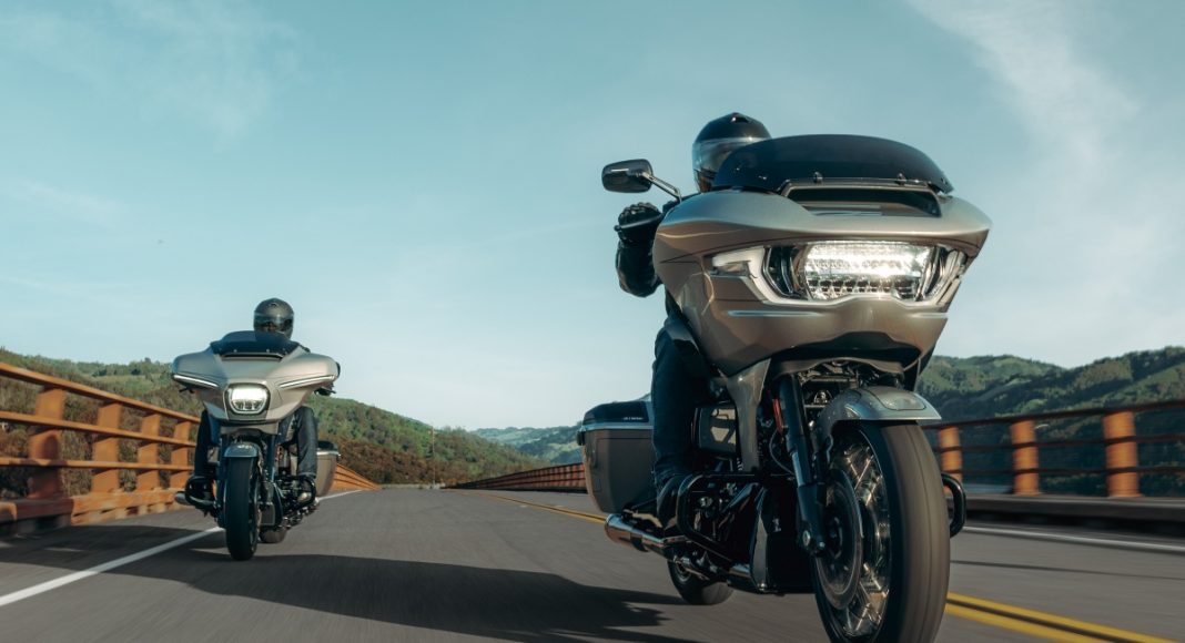 Harley CVO Street Road Glide 2023 cruiser bagger 10trasa droga