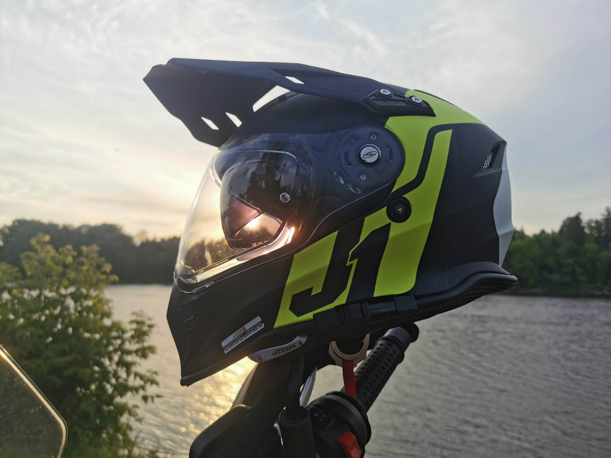 Wszechstronna ochrona. Po co nam daszek w kasku motocyklowym crossowym, enduro i adventure?