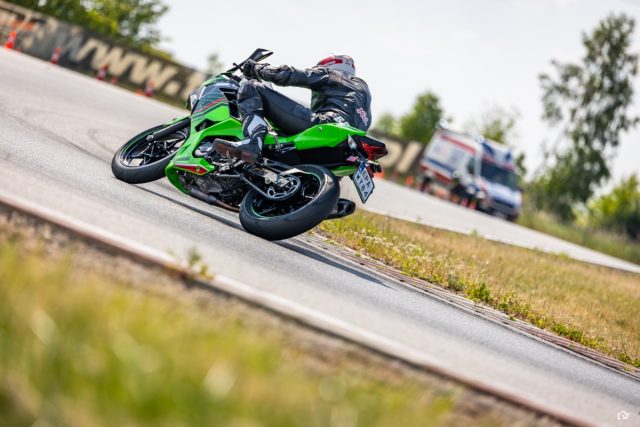 Track Academy z Kawasaki Ninja 400 i Suzuki DRZ 434 E SM na torze Ł&oacute;dź. Veni, vidi i na pewno nie vici…