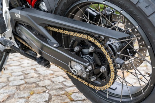 Czy do opony bezdętkowej można założyć dętkę? Zalety i wady k&oacute;ł (bez)dętkowych w motocyklu adventure