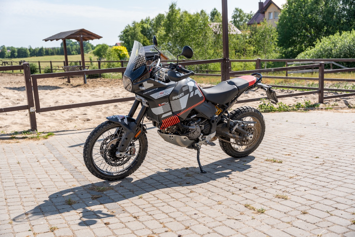 9 pomysł&oacute;w na adventure – wielki test – por&oacute;wnanie motocykli turystyczne enduro 2023 [DesertX, V-Strom 800DE, Tuareg, F850GS, X-Cape, Voge 650DS, 890 ADV R, Norden, Tenere 700]