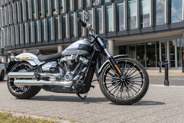 Halrey Davidson Breakout cruiser motocykl amerykański chopper (1) Dlaczego chopper to nie cruiser? Jakie są różnice i skąd się wzięły?