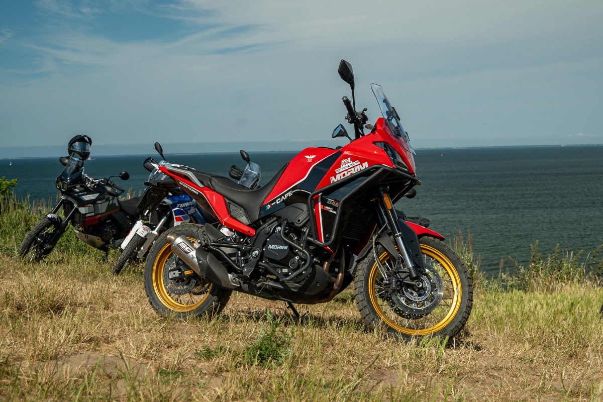 9 pomysł&oacute;w na adventure – wielki test – por&oacute;wnanie motocykli turystyczne enduro 2023 [DesertX, V-Strom 800DE, Tuareg, F850GS, X-Cape, Voge 650DS, 890 ADV R, Norden, Tenere 700]