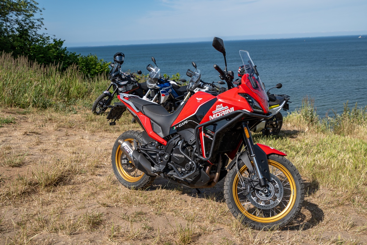 9 pomysł&oacute;w na adventure – wielki test – por&oacute;wnanie motocykli turystyczne enduro 2023 [DesertX, V-Strom 800DE, Tuareg, F850GS, X-Cape, Voge 650DS, 890 ADV R, Norden, Tenere 700]
