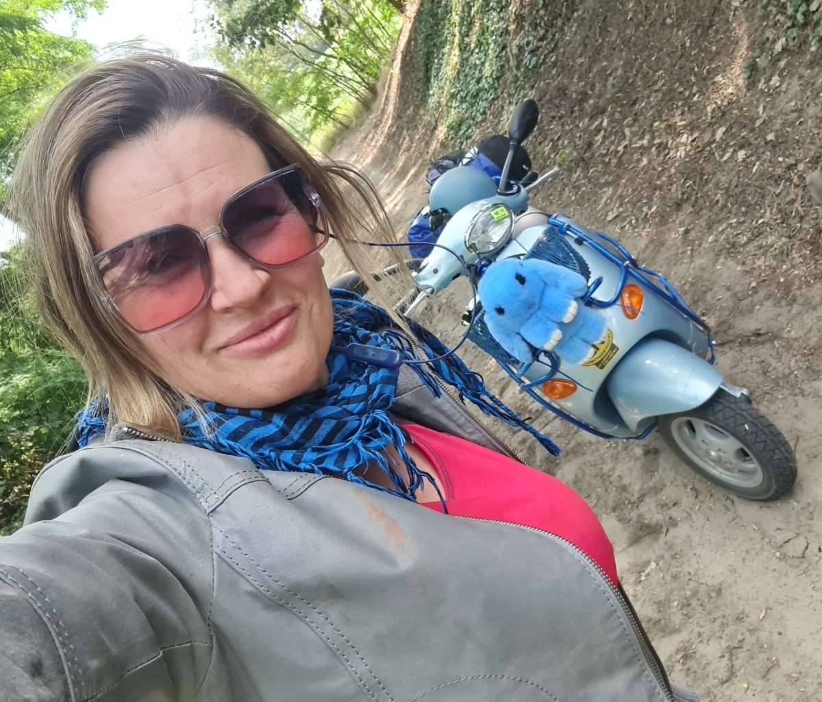 Vespą w offroadzie, czyli akcja na rzecz dzieci z rodzinnych dom&oacute;w dziecka. Warto wesprzeć!