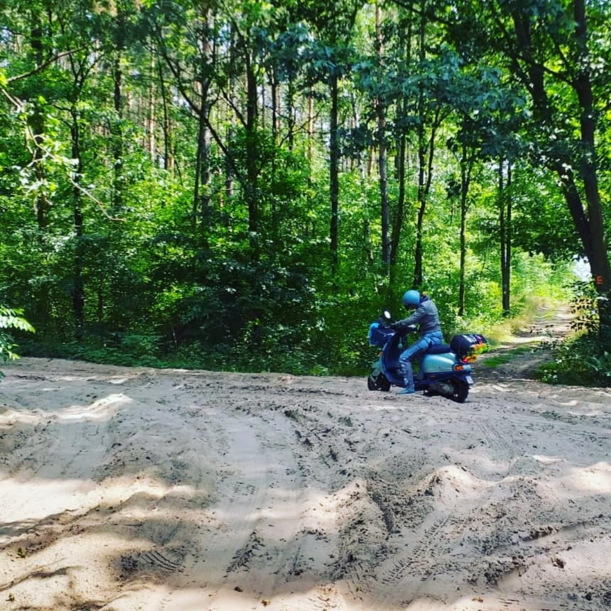 Vespą w offroadzie, czyli akcja na rzecz dzieci z rodzinnych dom&oacute;w dziecka. Warto wesprzeć!