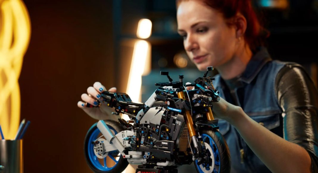 Yamaha MT-10 SP LEGO Technic 5