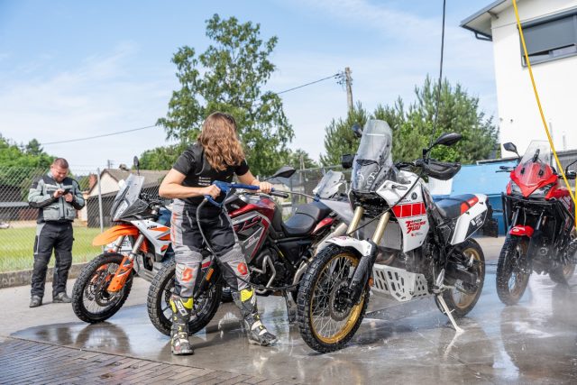 9 pomysł&oacute;w na adventure – wielki test – por&oacute;wnanie motocykli turystyczne enduro 2023 [DesertX, V-Strom 800DE, Tuareg, F850GS, X-Cape, Voge 650DS, 890 ADV R, Norden, Tenere 700]