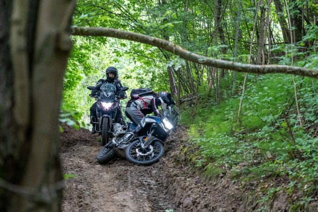 Waga motocykla na sucho, na mokro i kerb weight &ndash; ile naprawdę waży i jak producenci to liczą?