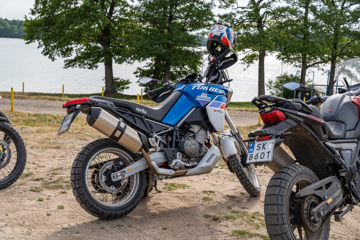 9 pomysł&oacute;w na adventure – wielki test – por&oacute;wnanie motocykli turystyczne enduro 2023 [DesertX, V-Strom 800DE, Tuareg, F850GS, X-Cape, Voge 650DS, 890 ADV R, Norden, Tenere 700]