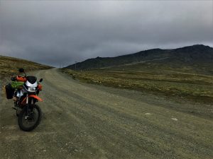 Norwegia motocyklem szutry zakręty przyroda namiot biwak 12