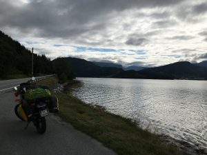 Norwegia motocyklem szutry zakręty przyroda namiot biwak 17