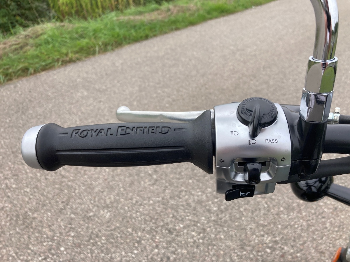 Royal Enfield Super Meteor 650. Cruiser z trzema obywatelstwami [test, dane techniczne, opinia, wady, zalety, video, A2]