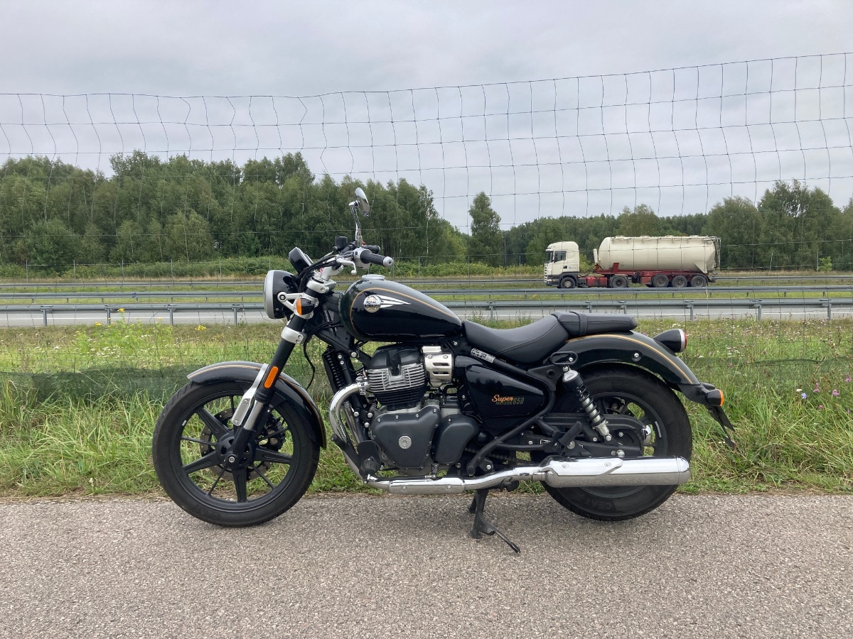 Royal Enfield Super Meteor 650. Cruiser z trzema obywatelstwami [test, dane techniczne, opinia, wady, zalety, video, A2]