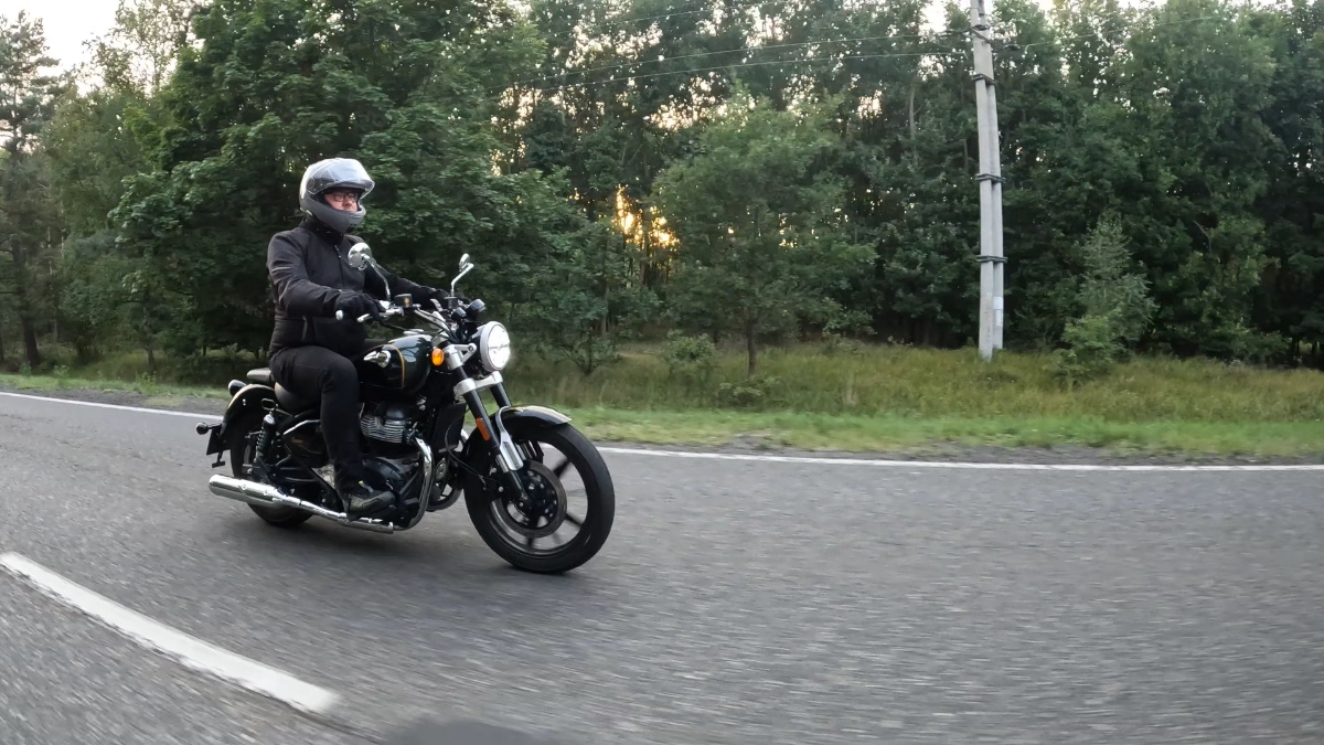 Royal Enfield Super Meteor 650. Cruiser z trzema obywatelstwami [test, dane techniczne, opinia, wady, zalety, video, A2]