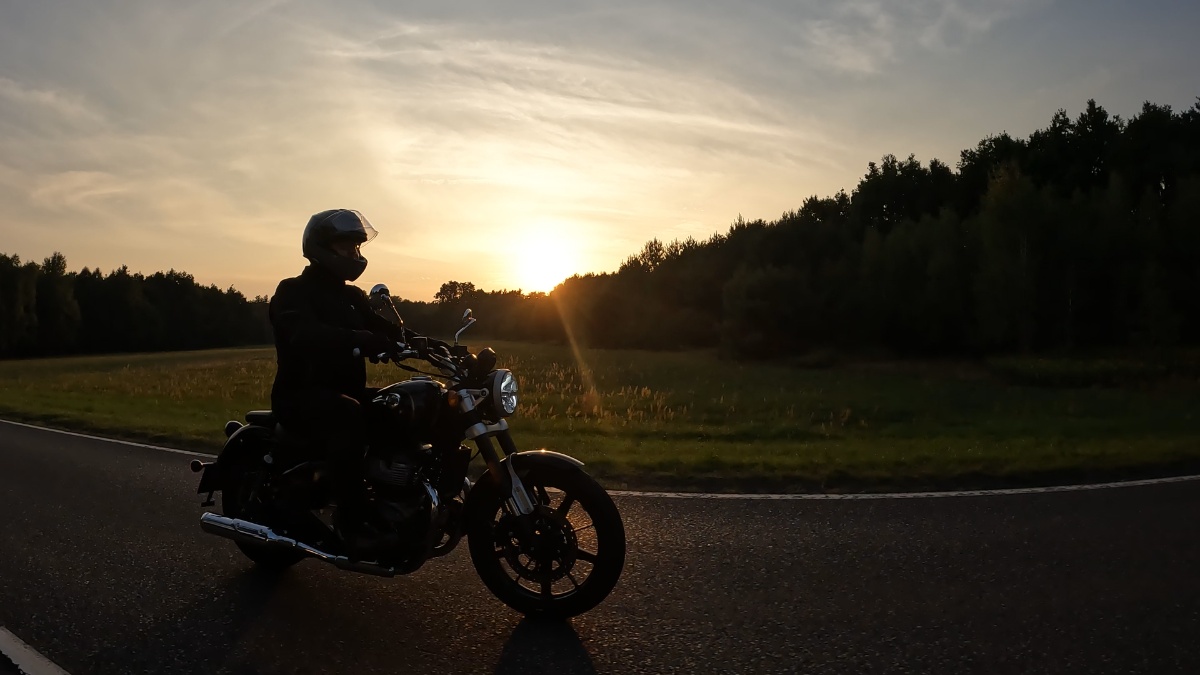 Royal Enfield Super Meteor 650. Cruiser z trzema obywatelstwami [test, dane techniczne, opinia, wady, zalety, video, A2]