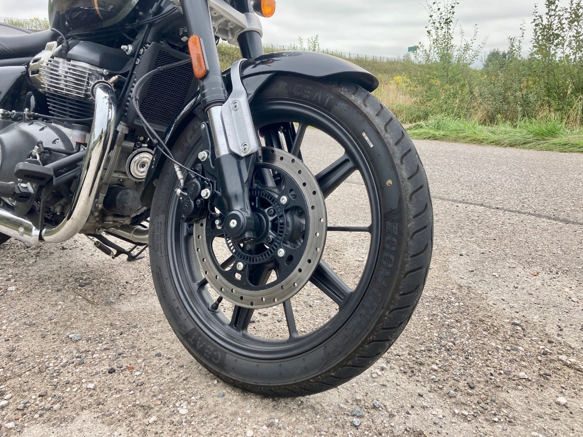 Royal Enfield Super Meteor 650. Cruiser z trzema obywatelstwami [test, dane techniczne, opinia, wady, zalety, video, A2]