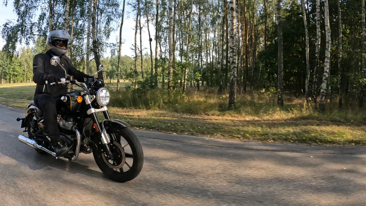 Royal Enfield Super Meteor 650. Cruiser z trzema obywatelstwami [test, dane techniczne, opinia, wady, zalety, video, A2]