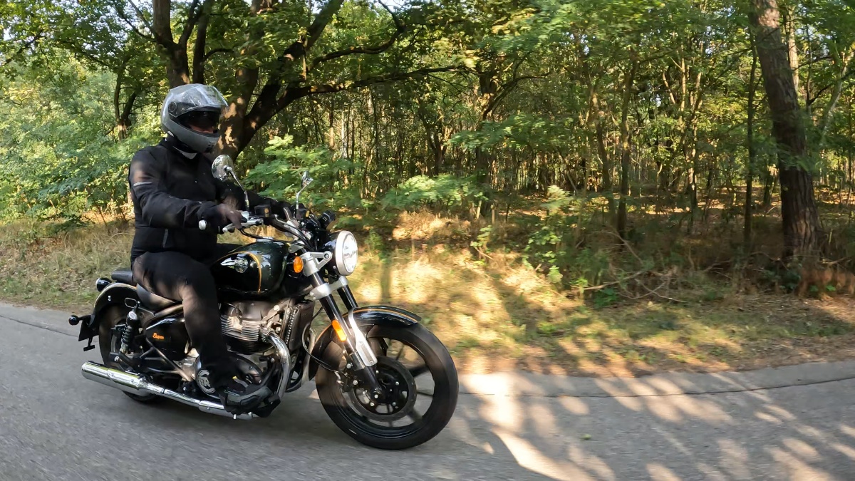 Royal Enfield Super Meteor 650. Cruiser z trzema obywatelstwami [test, dane techniczne, opinia, wady, zalety, video, A2]