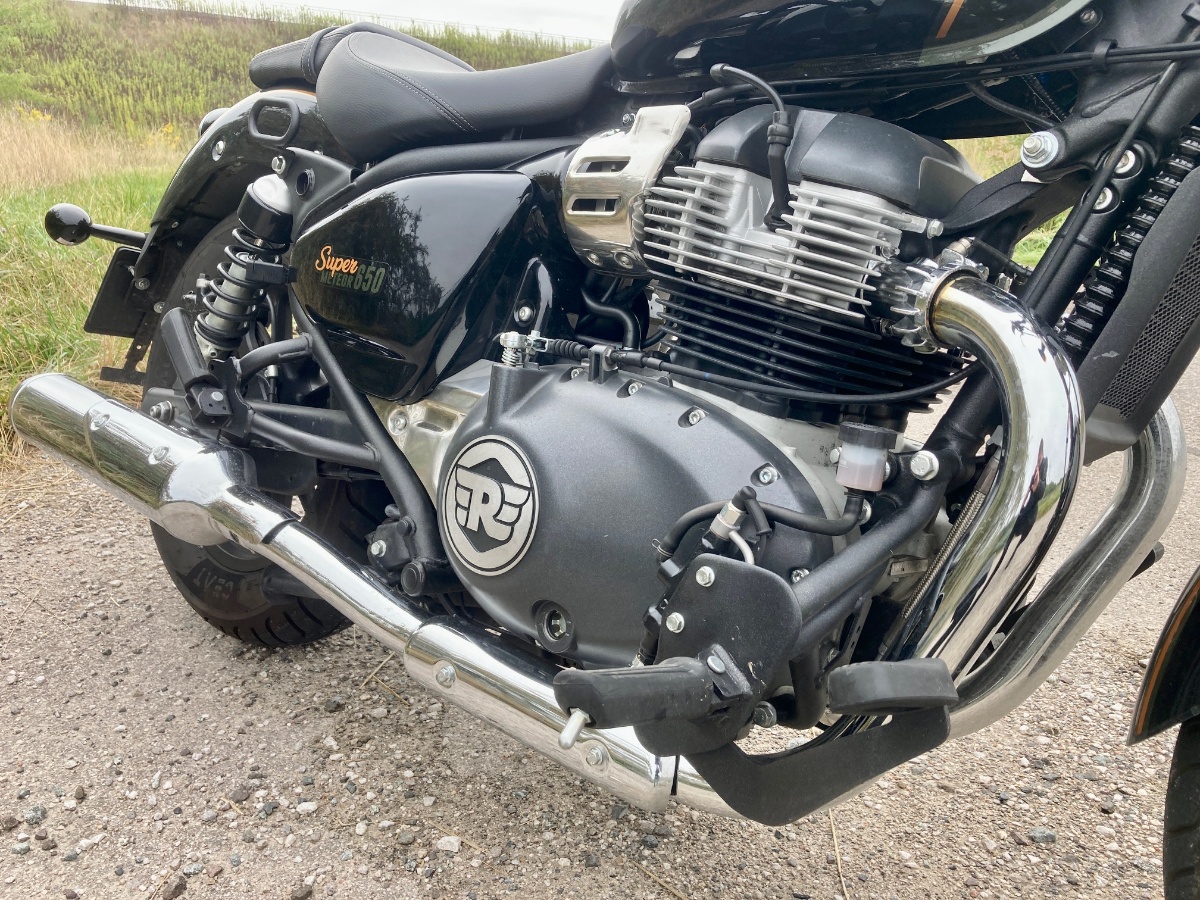 Royal Enfield Super Meteor 650. Cruiser z trzema obywatelstwami [test, dane techniczne, opinia, wady, zalety, video, A2]