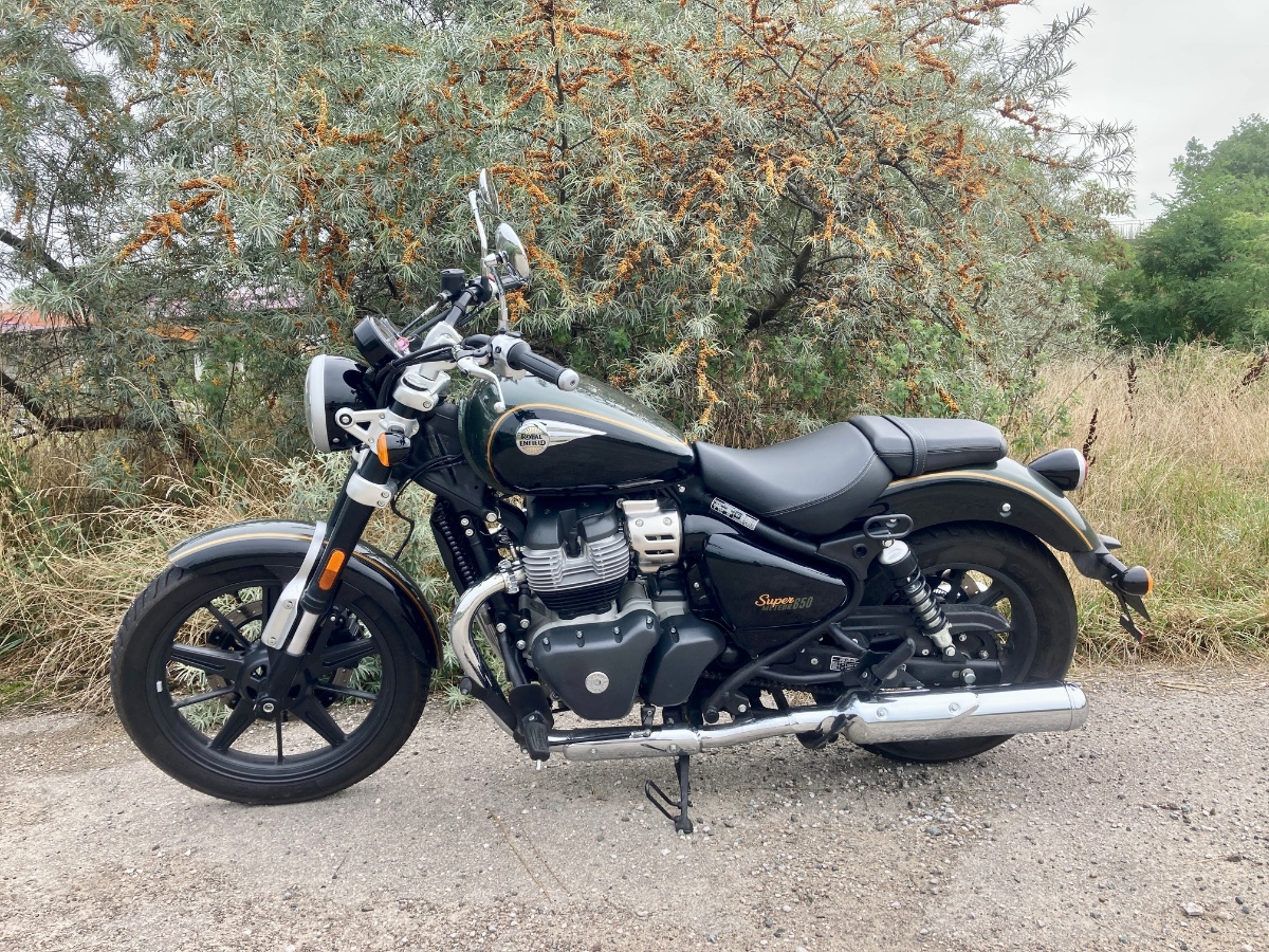 Royal Enfield Super Meteor 650. Cruiser z trzema obywatelstwami [test, dane techniczne, opinia, wady, zalety, video, A2]