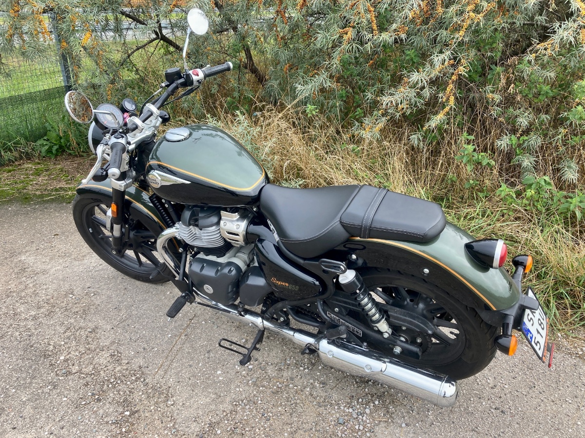 Royal Enfield Super Meteor 650. Cruiser z trzema obywatelstwami [test, dane techniczne, opinia, wady, zalety, video, A2]