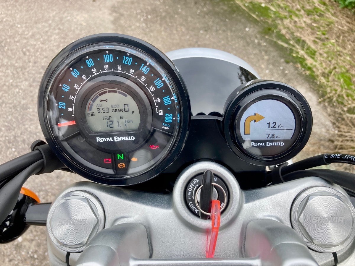 Royal Enfield Super Meteor 650. Cruiser z trzema obywatelstwami [test, dane techniczne, opinia, wady, zalety, video, A2]