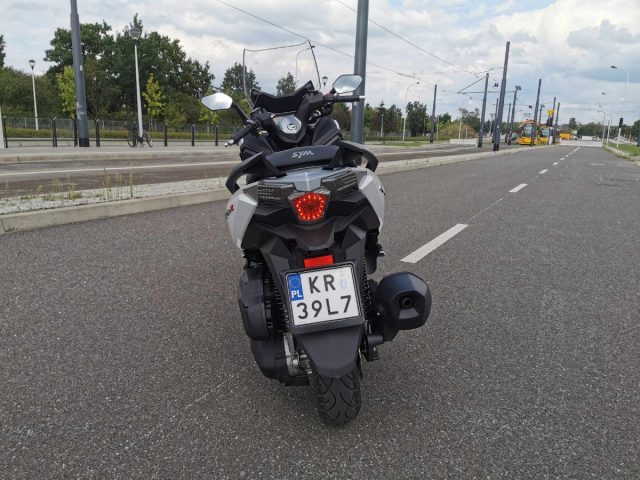 Cruisym &alpha; 300 – maszyna dla każdego, kto chce bezpiecznie nie stać w korkach [test, recenzja, opinia, wady, zalety, dane techniczne]